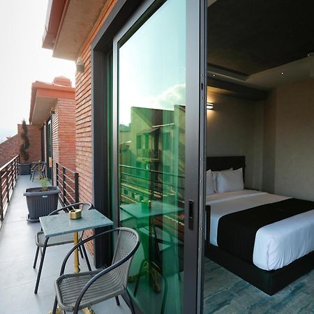 M 1 T Hotel Тбилиси Экстерьер фото