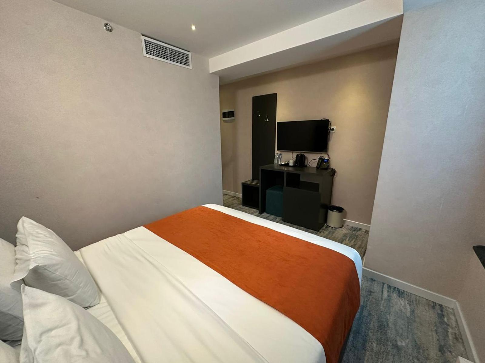 M 1 T Hotel Тбилиси Экстерьер фото