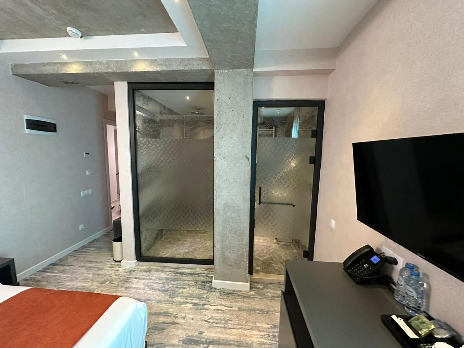M 1 T Hotel Тбилиси Экстерьер фото