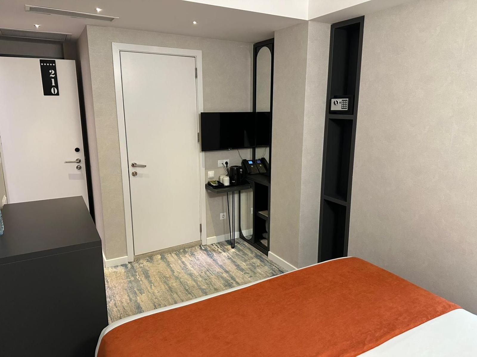M 1 T Hotel Тбилиси Экстерьер фото