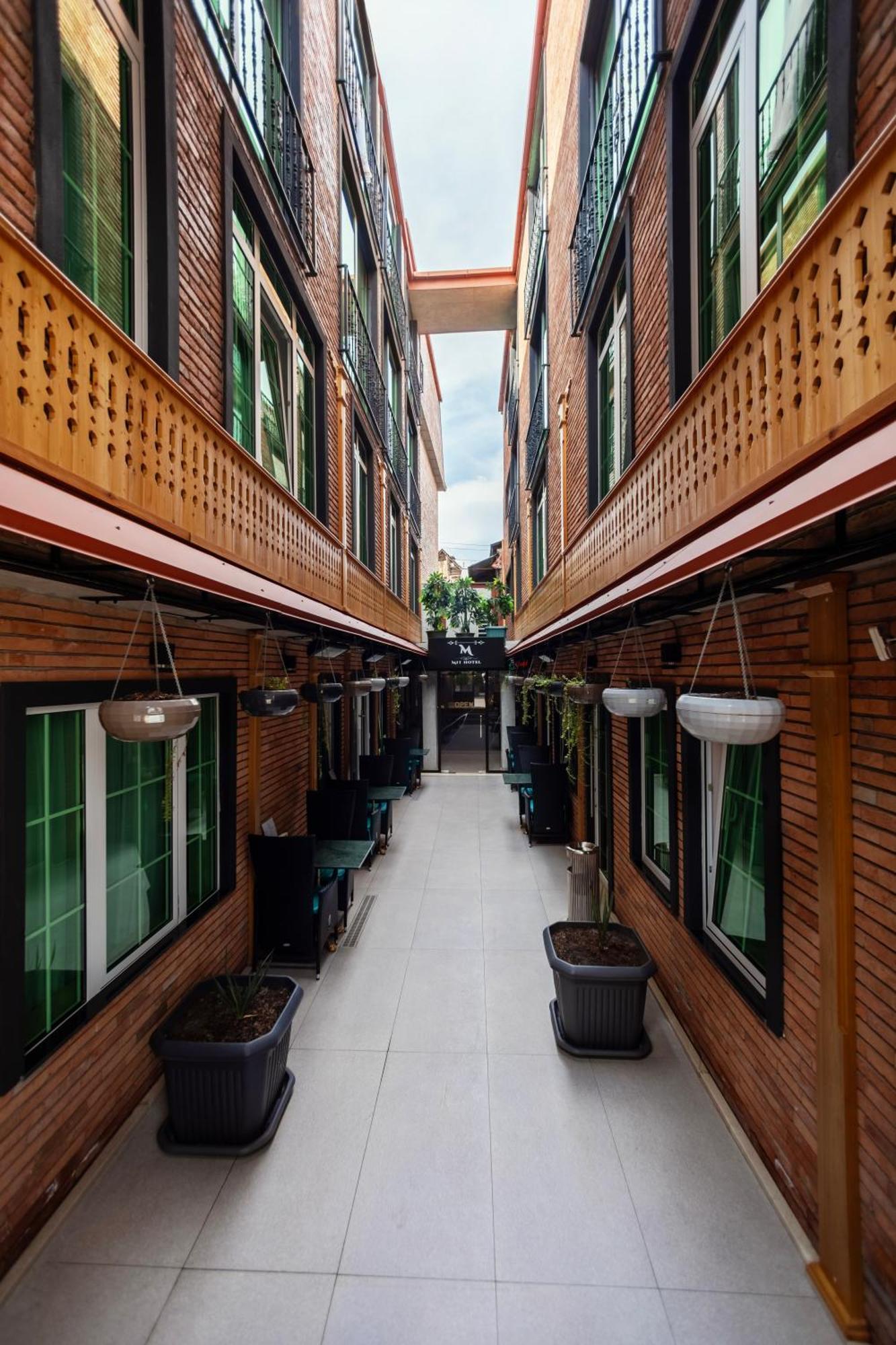 M 1 T Hotel Тбилиси Экстерьер фото